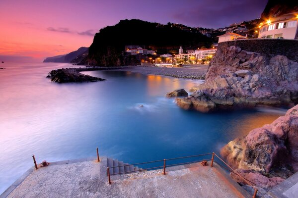 Imagen del muelle de una pequeña ciudad en Portugal, agua azul clara