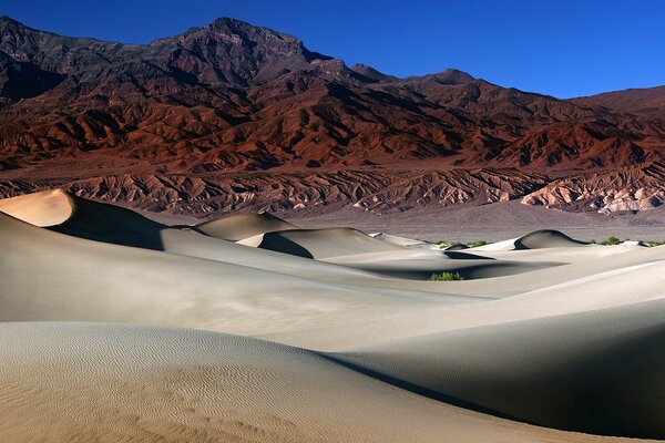 Montañas con arena en el desierto