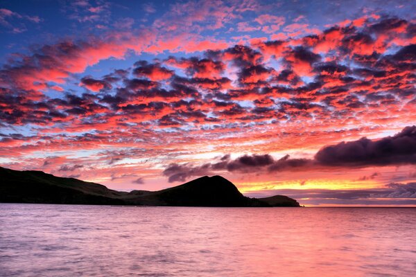 Silhouette des montagnes et de la mer au coucher du soleil