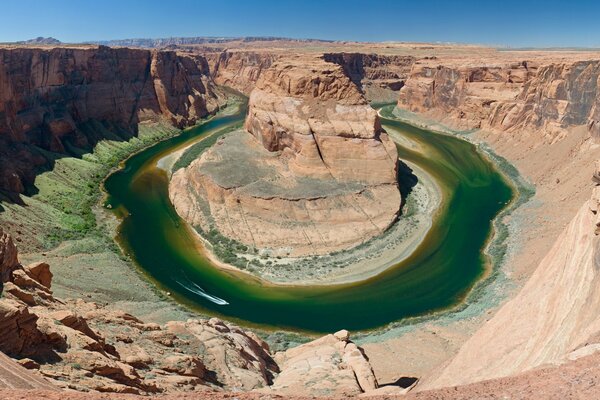 Curva del río verde en el cañón