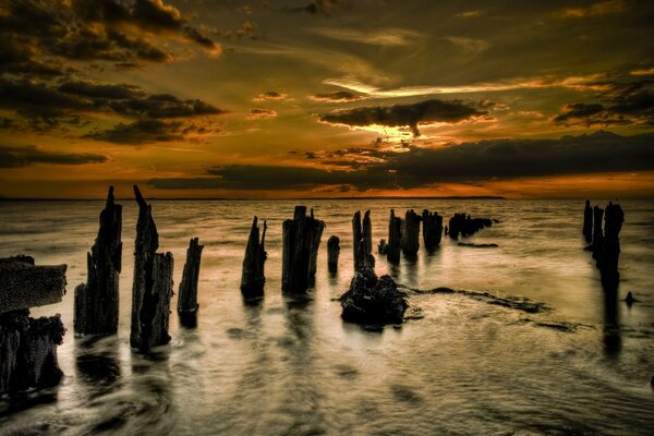 Las rocas se elevan sobre el agua oscura