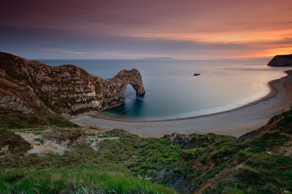 Felsiger Strand am Meer in England