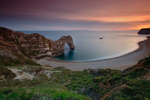 Una playa rocosa junto al mar en Inglaterra