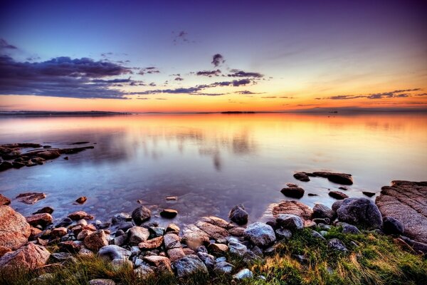 Puesta de sol del lago con el reflejo del cielo