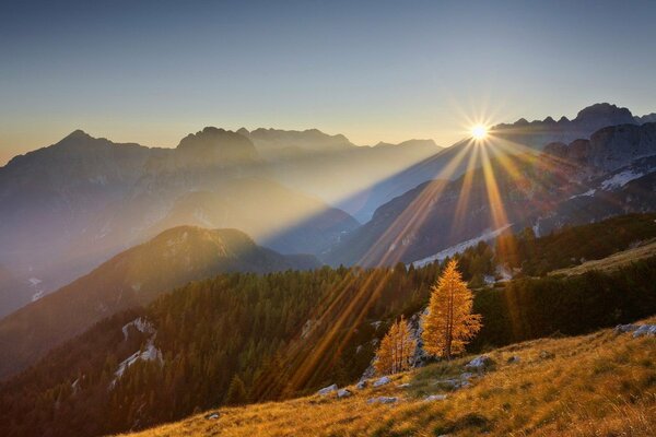 Schöner Sonnenuntergang wegen der Hügel und Berge