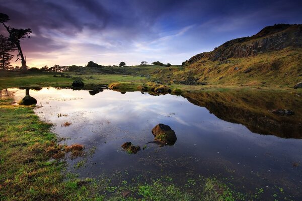 Amanecer sobre un lago en nueva Zelanda