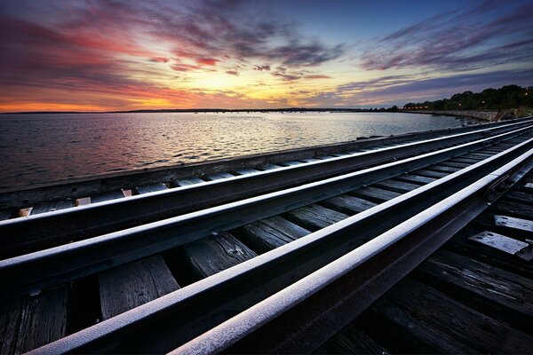 Rails au loin au bord de la mer