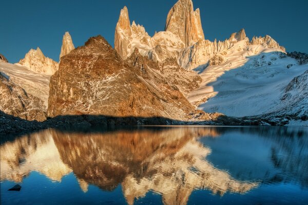 Reflexion der schönen Berge im spiegelnden See