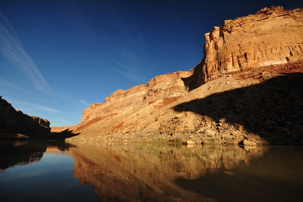 Cañón junto al río. Cielo azul