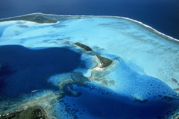 Eau bleue en Polynésie à Bora Bora