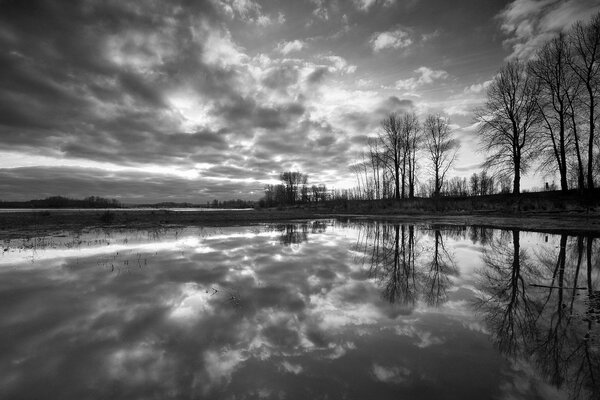 Reflet noir et blanc du ciel dans l eau