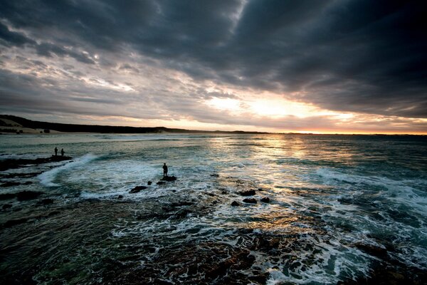 Luce del mare e nuvole sulla riva