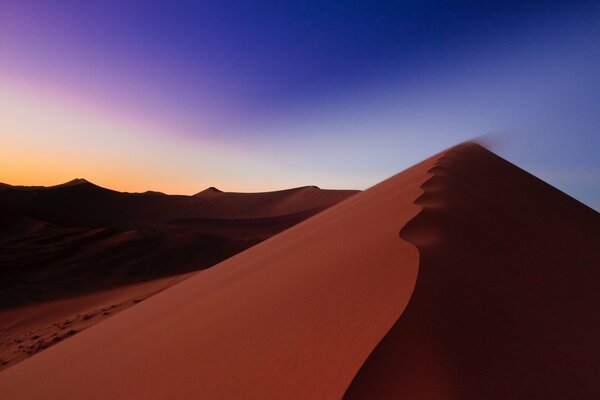 Lever du soleil du désert de Namibie en Afrique