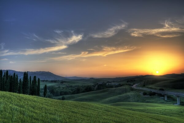 Puesta de sol en Italia en la naturaleza