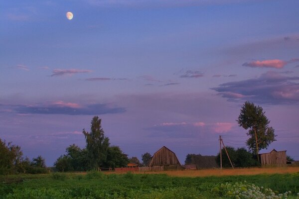 Foto im Dorf im Sommer mit dem Mond
