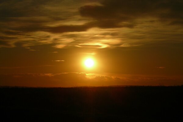 Puesta de sol vespertina. Estepa y sol