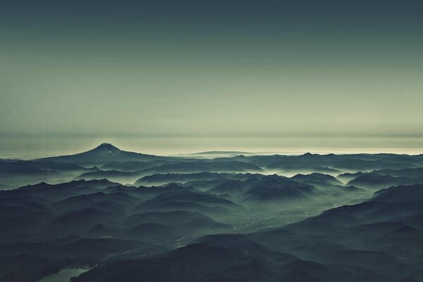 Fluss und Berge im Morgennebel