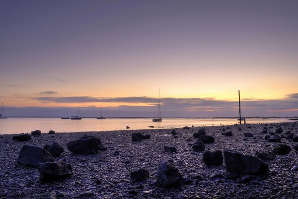 Costa rocciosa. Tramonto serale