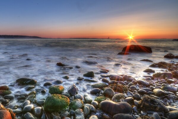 Steine und Sonne am Meer