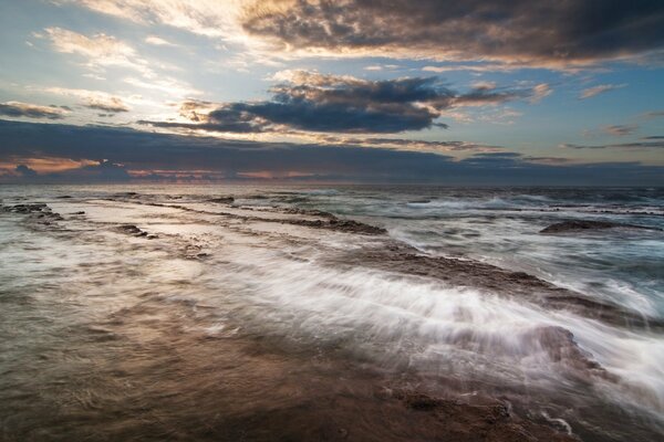 Les vagues de la mer battent le rivage