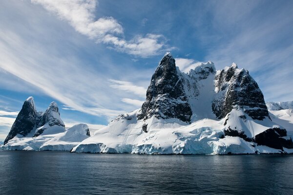 Rocce sul mare coperte di neve