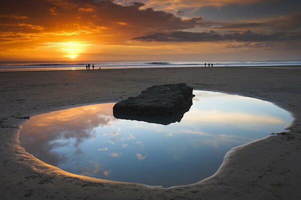 Bellissimo tramonto su una spiaggia deserta