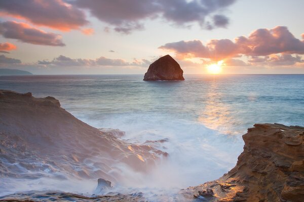 Puesta de sol desde la orilla del mar