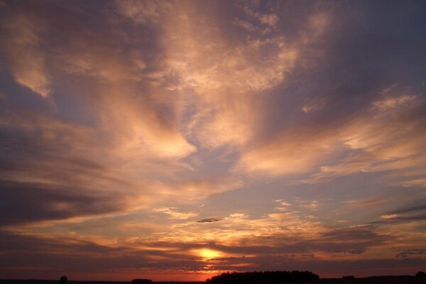 Amanecer sobre el cielo y las nubes