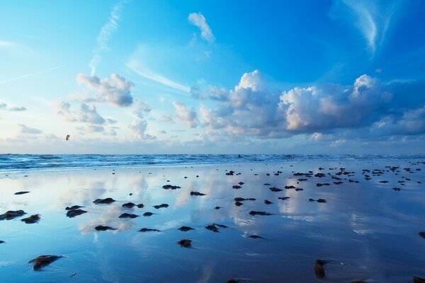 La surface de la mer sous le ciel bleu