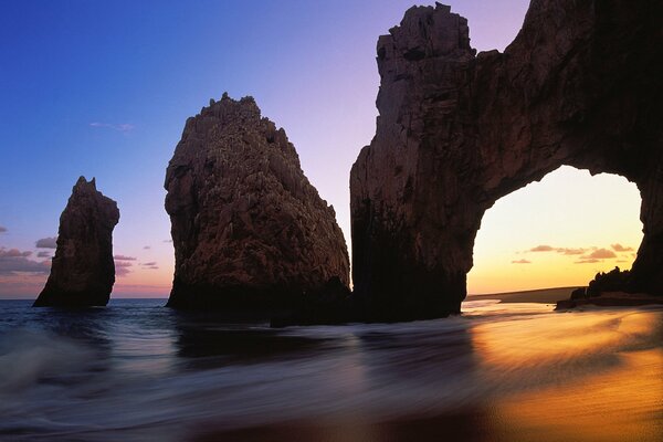 Montagne con le onde del mare, tramonto