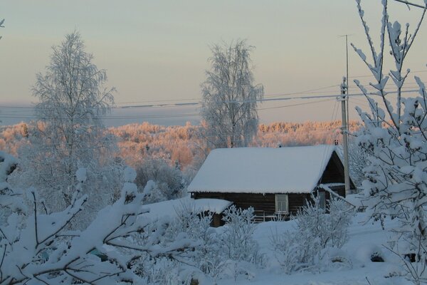 Rustikales Haus im verschneiten Winter