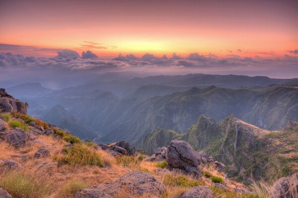 Las laderas de las montañas en medio de las nubes