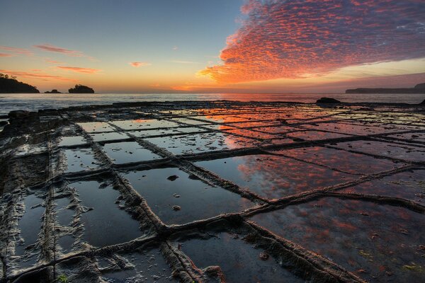 Reflejo de la puesta de sol en el agua