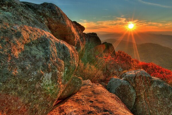 Tramonto nel terreno roccioso