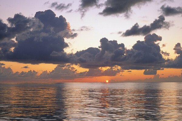 Beau coucher de soleil sur l eau