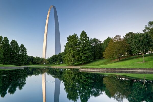 Un arco en Seattle en un estanque, alrededor de los árboles