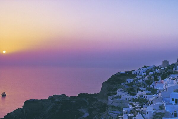 Colorido amanecer sobre el océano cerca de una pequeña ciudad