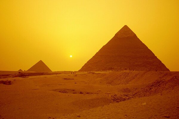 Mysterious pyramids of Egypt fascinate