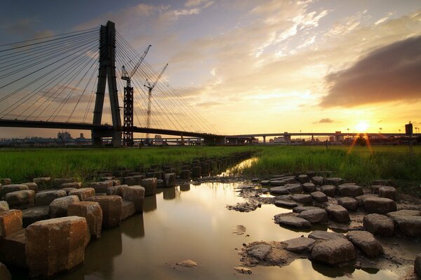 Beau pont long au coucher du soleil