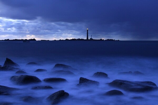 Дальний маяк в синем-синем море