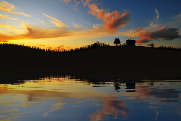 Der Himmel über dem Wasser. sonnenuntergang Himmel. haus am Wasser