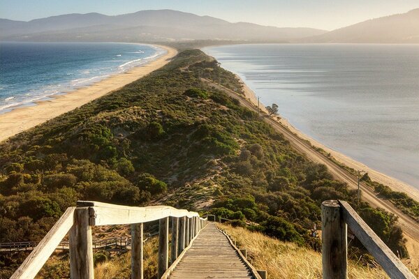 Eine Holztreppe führt zum Meer