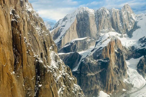 Hautes montagnes enneigées sur fond de ciel bleu