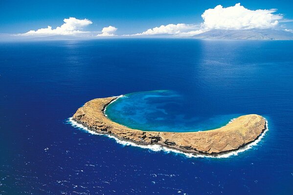 Eine einsame Insel im blauen Meer