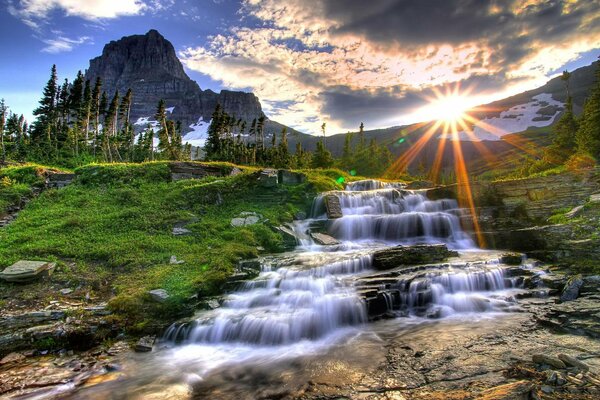 Impresionante puesta de sol entre las montañas y el río