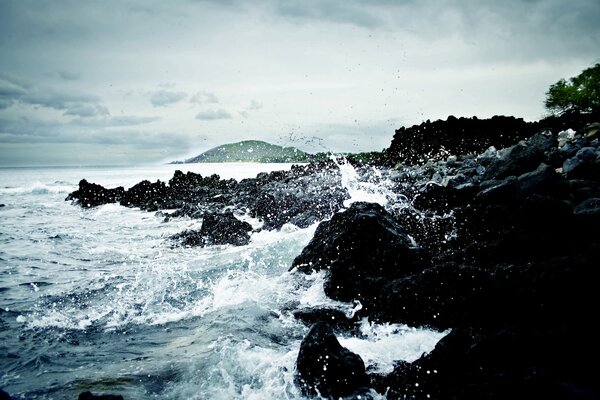 Tormenta en el mar. El agua golpea las rocas