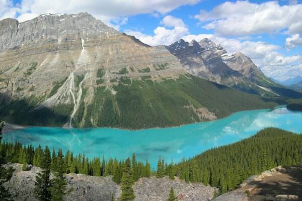 Un lago irrealmente hermoso en las montañas