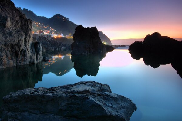 Città portoghese al tramonto vicino al bellissimo Oceano