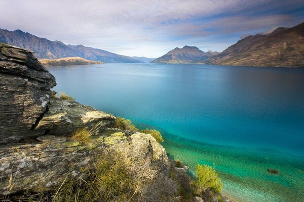 Lago de montaña con agua clara azul