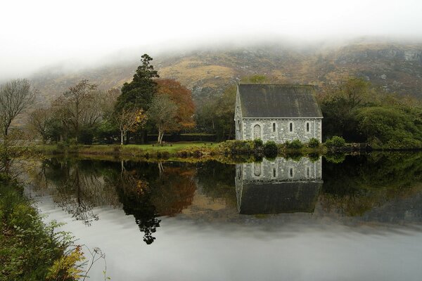 Casa solitaria in Irlanda. Bellissimo riflesso nel lago